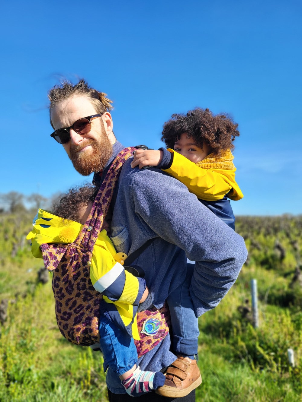 En plus de Siloë en bébé-portage je porte Adao sur mon dos